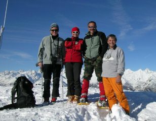 in cima: 3 sciatori ed 1 ciaspolaro