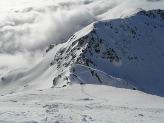La cresta finale con il mare di nuvole alle spalle