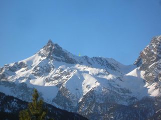 La cresta nord dell' Avic che scende sul Colle Varotta: la freccia indica l' insellatura che consente di salire l' Avic e di effettuarne la traversata dal v.ne di Chalamy a quello di Ponton.