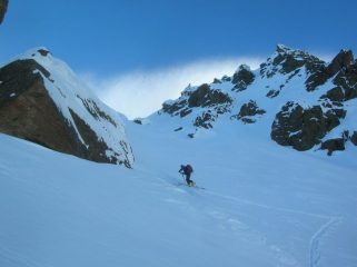 Ultimo tratto del canale che conduce all' insellatura della cresta nord dell' Avic. 