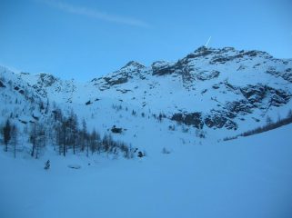 Il versante nord dell' Avic: alla sinistra dell' edificio sommitale l' imbocco del Vallone di Ponton dalla cresta nord.