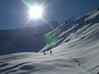 La punta,triangolare,in fondo e la cresta sula sx