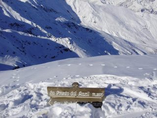 Cartello sepolto in vetta