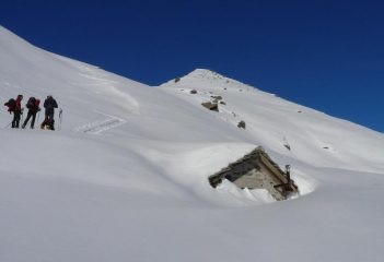 baita quasi completamente sotto la neve