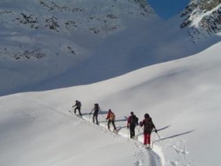 battendo traccia nel vallone sotto il colle Piglimo che si vede sullo sfondo