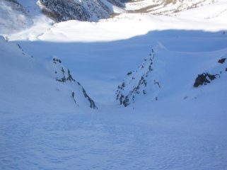 Canale che scende direttamente sul pianoro dell' Alpe l' Ardamun.