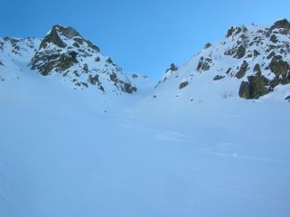 Canale che scende direttamente sul pianoro dell' Alpe l' Ardamun.