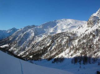 Gli ampii pendii di discesa del Gran Pays dall' alto vallone di Breva.