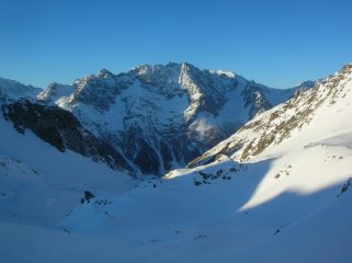 L' alta Comba di Verdona e, sullo sfondo, il gruppo del Monte Morion (3505m) in Valpelline visti dal Colle di Saint Barthelemy.