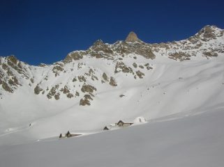Alpe Champanement (2318m) e, sullo sfondo, l' ardita parete sud del Dente Meridionale di Vessona (3080m).