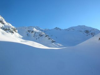Becca Conge (2954m) alla testata della Comba di Verdona. Sulla sinistra si intuisce il Colle di Saint Barthelemy (2645m).