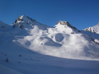 Il Colle di Vameà (2590m) tra Gran Coutà (2864m) a sinistra e Punta di Vameà (2685m) a destra.