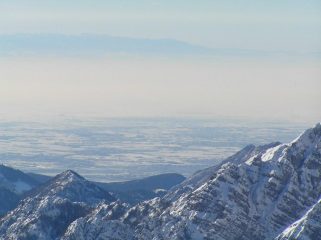 La padana innevata, la nebbia e gli apennini dalla cima