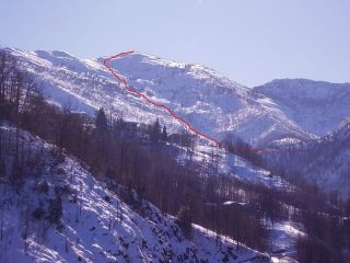in arancione la via di salita(diretta) dal ponte di Dazio.In verde la salita da fraz Toglie.In rosso la discesa nel canalone dell Agnello.