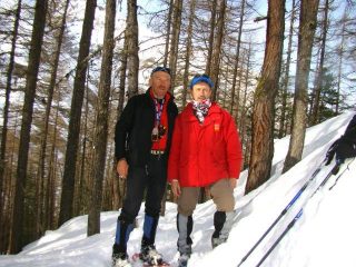 Franco e Renzo attraverso la pineta di Chanavey
