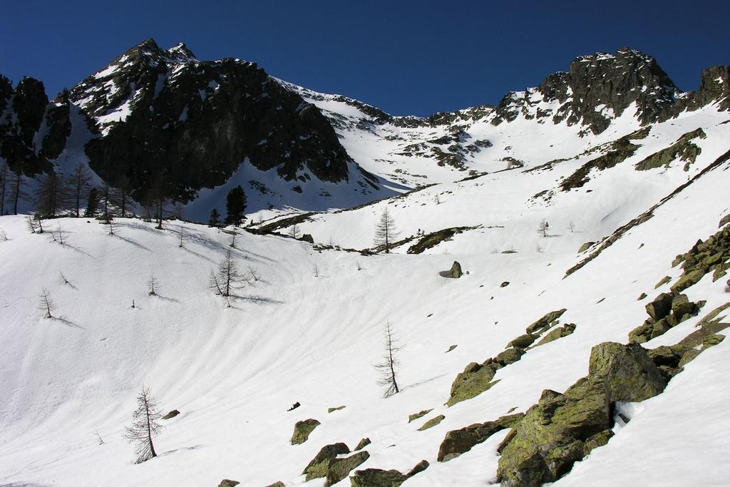 Rocca di San Bernolfo (a sinistra) e Vallone Chiot della Roccia (6-4-2006)