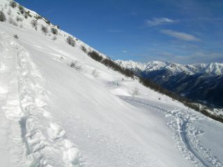 strada e scialpinista in arrivo da Monti