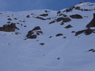 Canalone dal basso con saltino di rocce nel tratto superiore