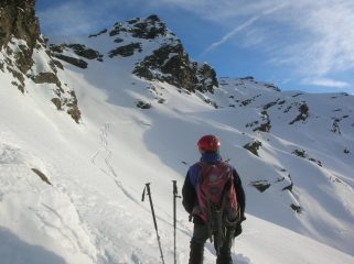 Le fasce nevose sottostanti la cresta nord del Mont Ruvi.