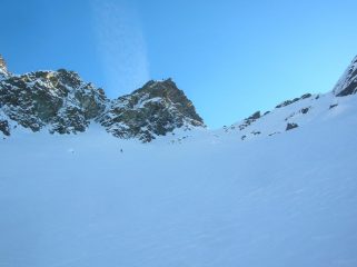Sopra la strettoia il canalone si apre in ampii e regolari pendii.