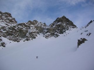 Gli ampii pendii del canalone che adduce al Col Giron.