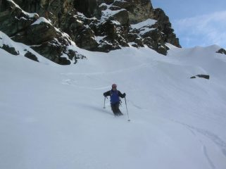 In discesa sulle fasce nevose sottostanti la cresta nord del Mont Ruvi.