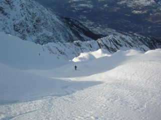 In discesa sul versante nord-ovest del Mont Ruvi.