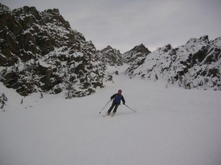 Sciatore-alpinista in piedi.