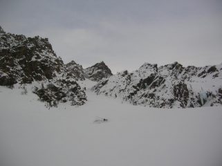 Sciatore-alpinista a terra.