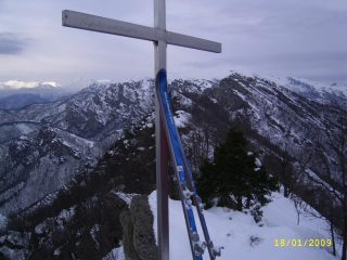il sacro monte sullo sfondo
