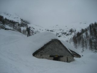 sci-alpinismo sui tetti delle baite
