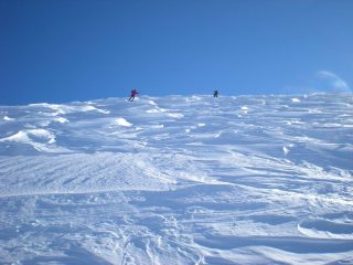 Stè e Sonia su neve leggermente ventata