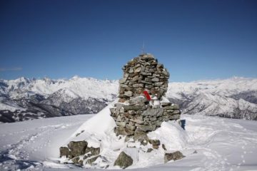 Il grosso ometto che si trova sulla cima. Sulla destra il Gran Paradiso.