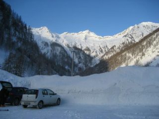 parcheggio a Carcoforo con il versante e itinerario della gita