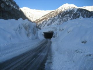paravalanghe e maxi-valanga prima dell'abitato di Carcoforo