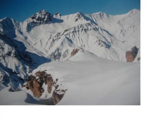 La Testa Rasin al centro nella cornice del Pelvo di Ciabrera e della Testa di Malacosta a dx