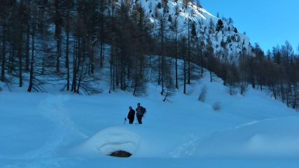 su baita sommersa da neve