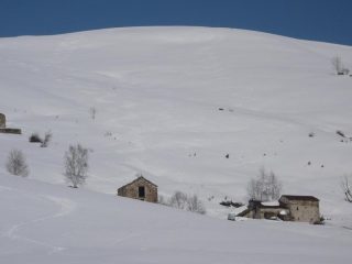 da sotto guardandosi indietro
