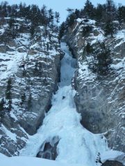 la cascata dalla base