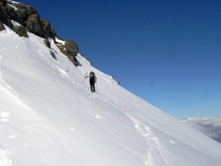 traverso sotto le rocce terminali della cima Bonze