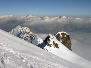 Pendii terminali della Cima Bonze, si intravede il colletto che immette nel vallone del Rio Fer