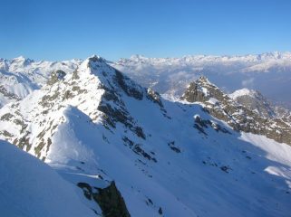 Il Bec delle Strie, la Bassa di Bonze e la Cima dei Camosci dalla cresta nord della Cima di Bonze.