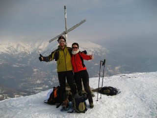 in vetta con dietro la croce D&G