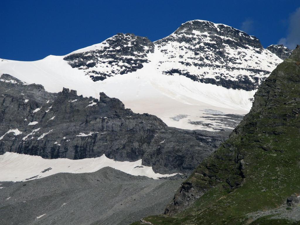 Breithornpass e Cima Centrale del Breithorn m. 3438 osservati dal Passo del Sempione (28-6-2008)