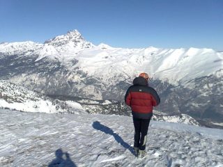 cesco contempla il paesaggio