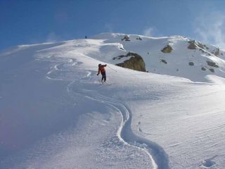 Discesa dalla vetta verso il colletto ovest