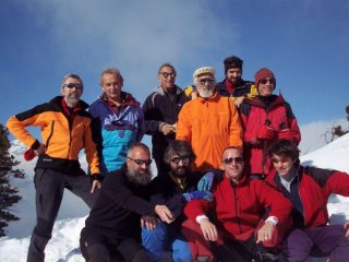 Al centro Ugo circondato da figli, nipoti e amici