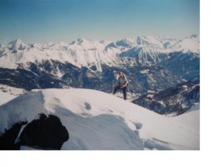 Franco in vetta alla Rocher de L'Yret con dietro i monti Italiani.