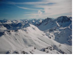 Al centro la bianca sommita' dell'Eychauda con il tondo panettone della Condamine a dx e il Monviso lontano in fondo a sx visti dalla vetta delle Rocher de L'Yret