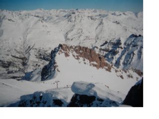Dalla vetta si notano gli impianti sciistici di Monetier les Bains